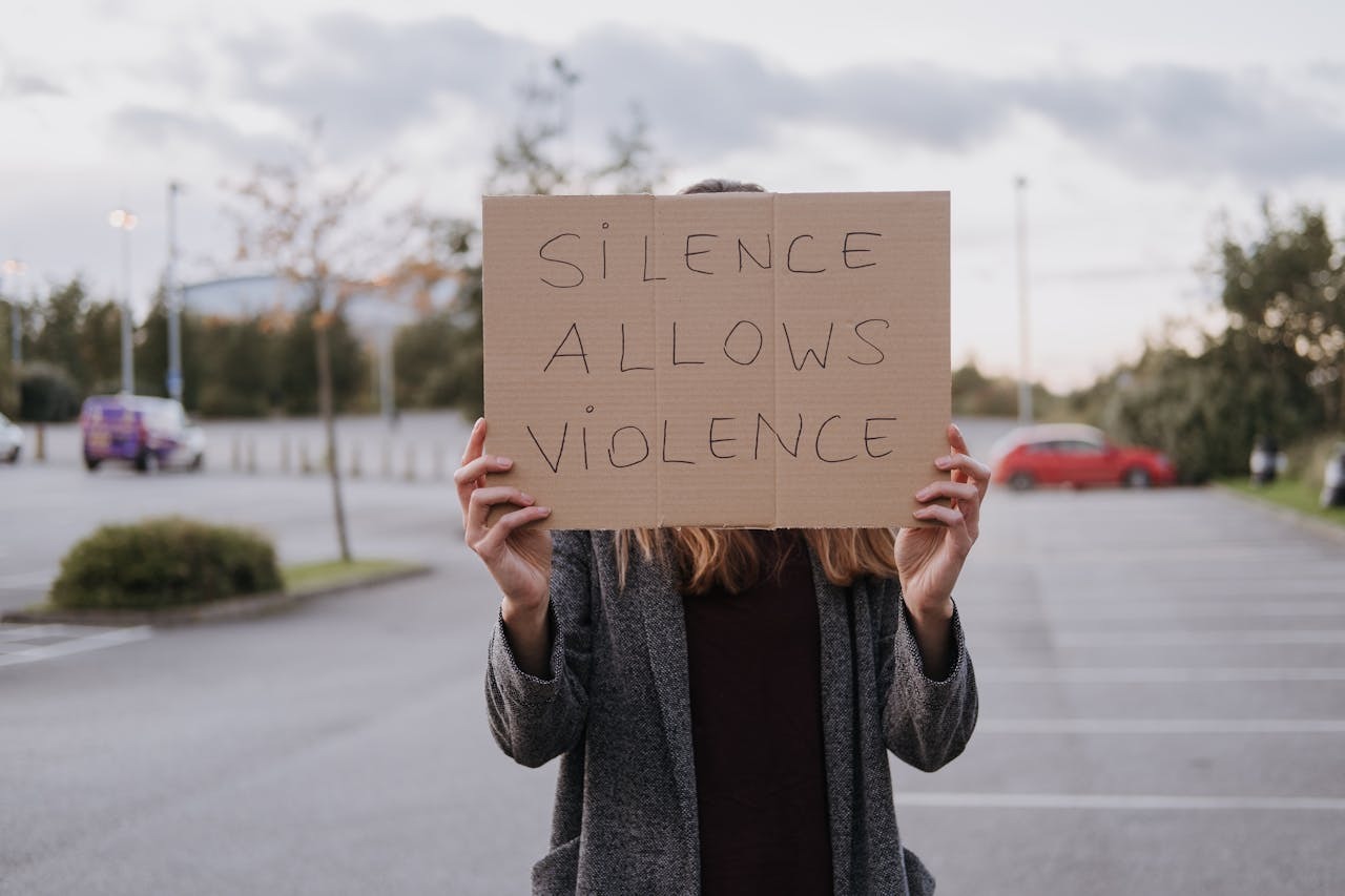 Solidarity（ソリダリティー／ほかの人と共通のヒューマニティーでつながり、一緒に立つこと・行動を起こすこと）