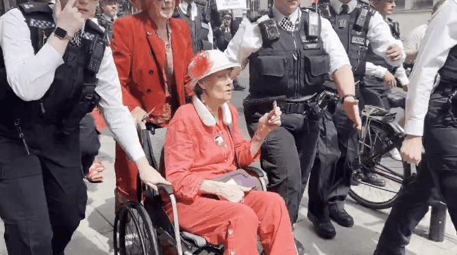 イギリスで起こっていることː 虐殺に反対する活動家たちがテロリストとして判決をくだされたこと ー 速報 (2026年7月31日)